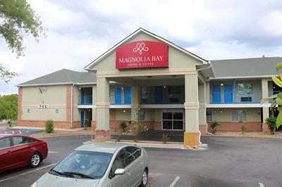 Magnolia Bay Hotel & Suites