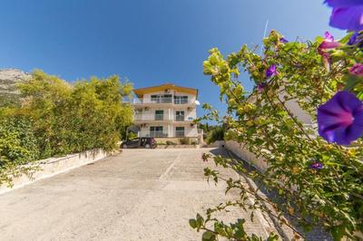 Stunning 3-bedroom Apartment in Gradac