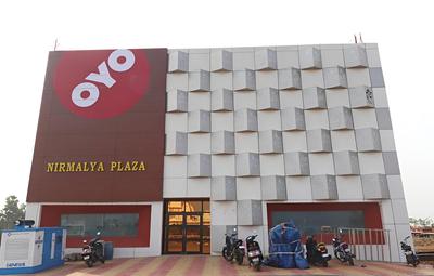 OYO 28645 Nirmalya Plaza