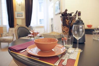 Elegant and Cozy City Center for 5 - Two Bedroom Apartment, Sleeps 5