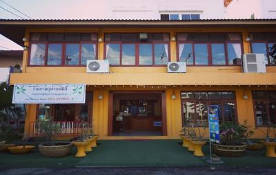 Oyo 75409 Premium The Family Hotel