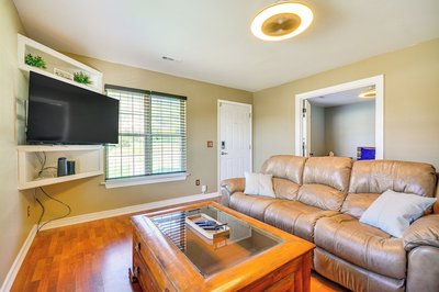 2 Mi to Dtwn Greensboro: Pet-friendly Retreat!