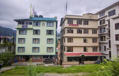 OYO 18455 Hotel Golden Shangrila