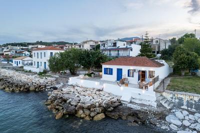 Evi s Waterfront Hideaway - Petalidi Cozy Nest