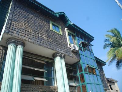 Oyins Holiday Inn Annex