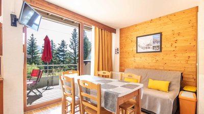 Sunny Stay Near the Slopes