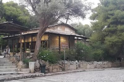 New Luxurious Studio at the Acropolis Foot Hills
