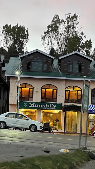 Munshi's Hotel and Restaurant Tangmarg