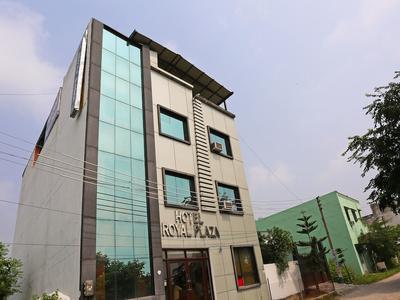 OYO 9846 Royal Plaza