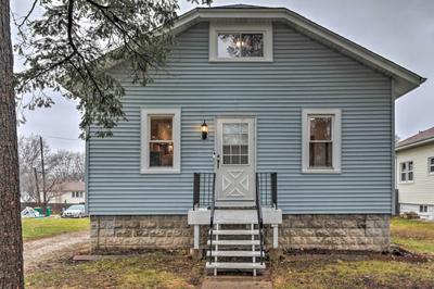 Cozy Westmont Home: Walk to Metra Station!