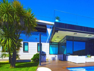 Posh Villa With Pool, Garden & Ocean Views in Sansenxo