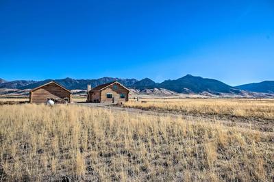 Stunning Mountain Views: Livingston Cabin w/ Deck!