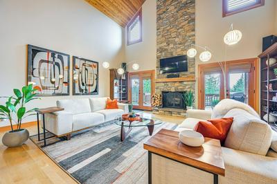 Gorgeous Home w/ Mt Rainier Views: 4 Mi to Poulsbo