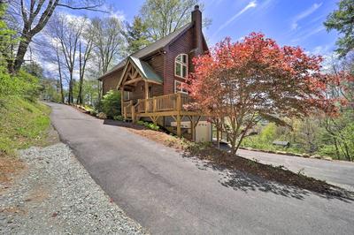 Woodsy Mountain-view Getaway w/ Hot Tub!