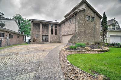 Lavish Lakefront House w/ Pool Table & Patio!