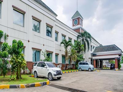 Townhouse OAK Hotel Grand Cikarang