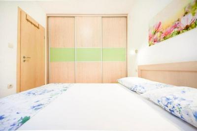 Ennio - 100m From the Beach - A2 Zeleni