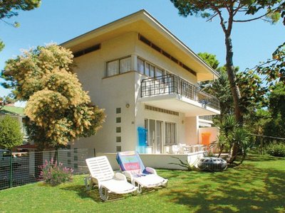 Villa for 8 Guests With Private Fenced Garden in Lignano Pineta