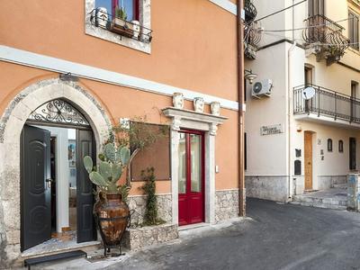 Pleasing House in the Center of the Famous Taormina Near the Sea