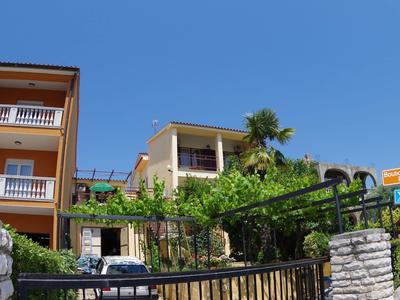 Boutique Apartment in Pjescana Uvala With Balcony