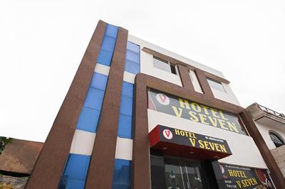 OYO 48899 Hotel V Seven