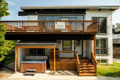 Spacious 8 bdrm Blue Mountain Cottage, Perfect for Large Groups, Private Beach, BBQ, Hot Tub, Sauna