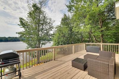 Stunning Tobyhanna Home w/ Lake Access + Kayaks!