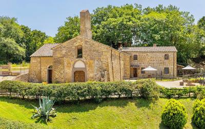 Residence with thermal pools in Sorano