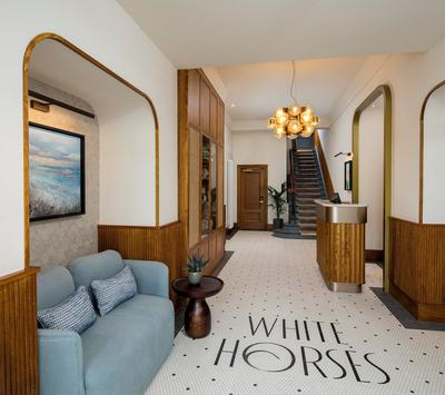 Weiße Pferde von Everly Hotels Collection, Foto 2