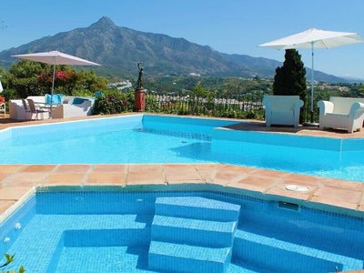 Romantic Puerto Banus Villa, Sea Mountain Views