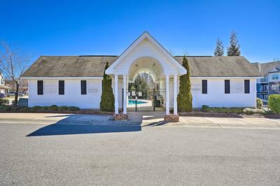 Cozy Greensboro Townhome w/ Community Pool & Grill