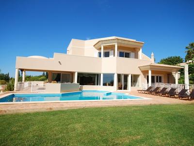 Lavish Villa With Private Swimming Pool