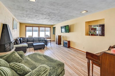 2 Mi to Dtwn Newark: Pet-friendly Home!