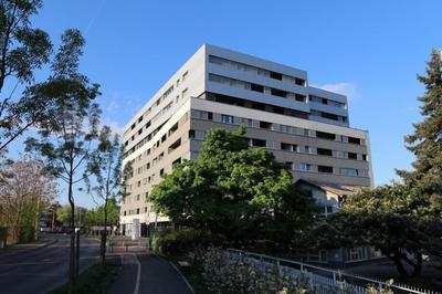 2 Bedroom Apt. in the Business Zone- Free Parking