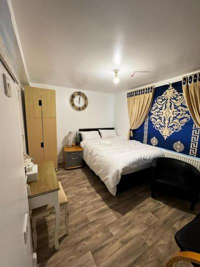OYO Unique Guestroom - Farnworth, Easy Access to Bolton