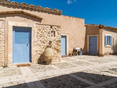 Farmhouse in Noto With Pool and Garden