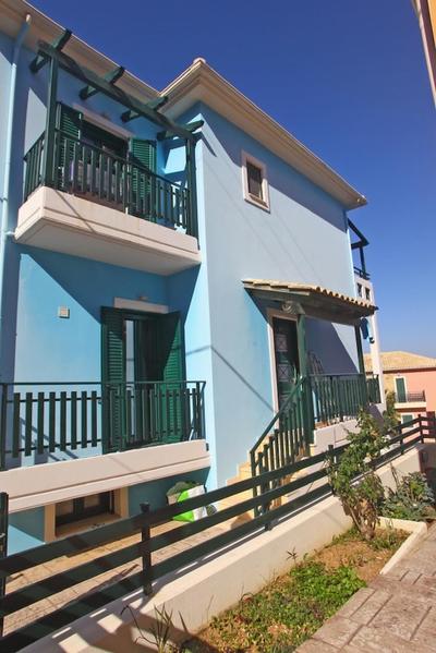 Charming 4-bed House in Nikiana