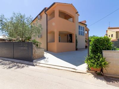 Villa in Peroj With Pool Near Beach