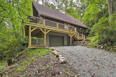 Spacious Cabin - 4 Mi to Blue Ridge Parkway!