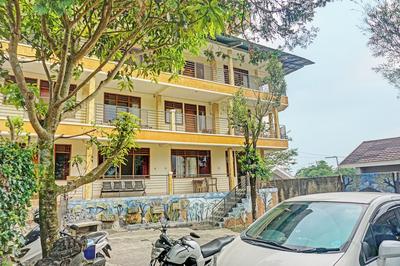 Capital O 92867 Villa Raggal