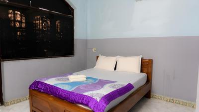 Viet Hung Hotel by Zuzu