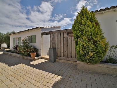 Charming Villa in Le Bois-plage With Private Pool