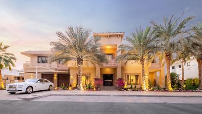 Manzil - Signature 6BR Pool Villa in Palm Jumeirah