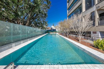Apt w/ Balcony, Minutes From the Subway Ctb2405