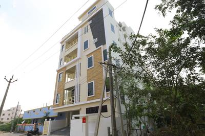 OYO 10701 Moukthi Apartment