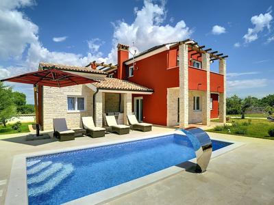 Modern Holiday Home With Pool in Bratulici