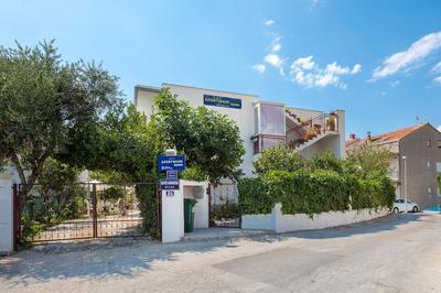 A2 apt Near Beach w Patio, Parking and Grill