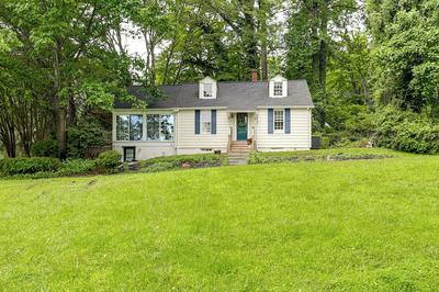 Near Shops & Parks: Dog-friendly Maryland Gem