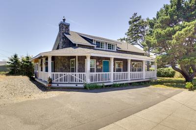 Coastal Lincoln City Home w/ Spacious Deck!