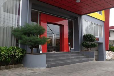 RedDoorz Plus near Senen